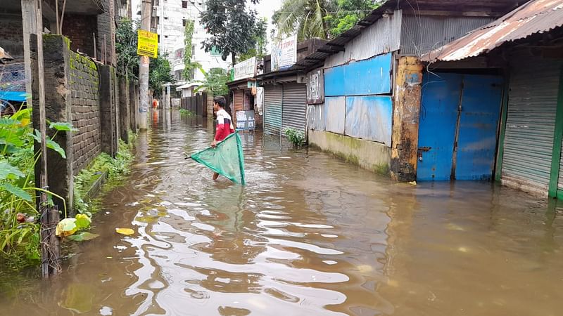 বন্যার পানিতে প্লাবিত নোয়াখালী শহরের কলেজ রোড। আজ সকালে কাশেম উকিলের বিল্ডিং এলাকায়